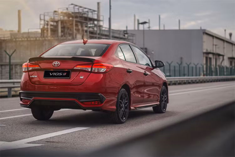 Tại Việt Nam, Toyota Vios là mẫu xe bán chạy nhất năm 2020 với doanh số hơn 30 nghìn chiếc bán ra vào năm ngoái, vượt tới 10 nghìn xe so với mẫu xe bán chạy thứ 1. Hiện tại, Toyota Vios phân phối ra thị trường 5 phiên bản với giá từ 470-570 triệu đồng.