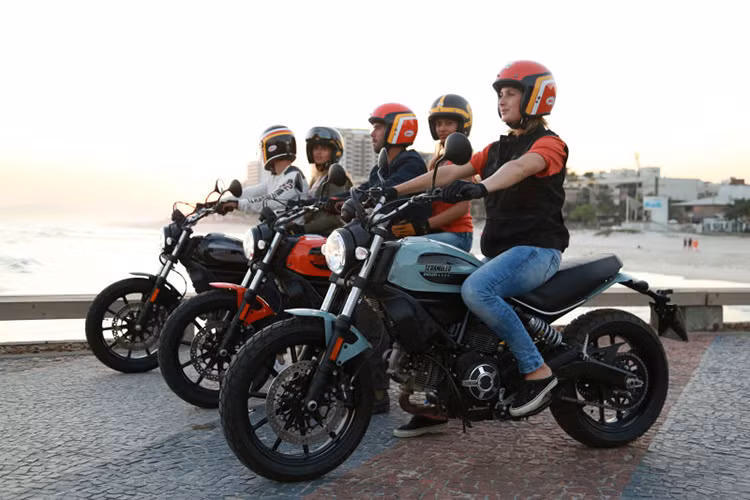 Cuối cùng, lại là một mẫu xe mới của Ducati với động cơ nhỏ nhất và sở hữu mức giá hời nhất - Scrambler Sixty2 sử dụng khối động cơ L-Twin mới, khối động cơ 400cc này được làm mát bằng gió và có công suất tối đa 41 mã lực. Mức giá tại Mỹ của mẫu xe này là 7995 USD. Tại thị trường Việt Nam nó có mức giá khoàng 278 triệu đồng.
