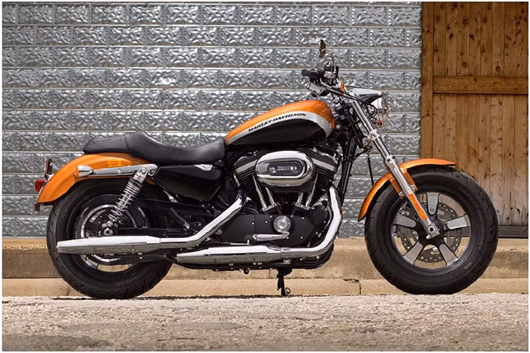 Harley-Davidson 1200 Custom 2016 cũng được xem là một mẫu xe đáng tiền. Sở hữu động cơ 1202 cc, chiếc xế này được mệnh danh là chiếc môtô hành trình cực mạnh. Xe có thể đạt mô-men xoắn cực đại 96 Nm tại 3.750 vòng/phút, bình xăng lớn cho hành trình dài. Mức giá cho mẫu xe này khoảng hơn 11.000 USD.