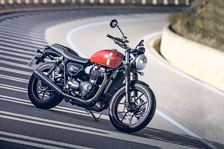 Sở hữu động cơ 900cc, Triumph Street Twin 2016 có công suất đầu ra 54 mã lực, mô-men xoắn cực đại 80 Nm, đi kèm với hộp số 5 cấp, bình xăng 12 lít - Street Twin 2016 mang phong cách cổ điển nhưng lại được trang bị nhiều công nghệ hiện đại. Tại thị trường Châu Âu, xe có mức giá khoảng 8.700 USD.