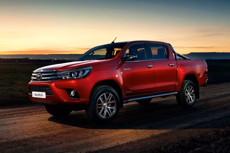 Các con số tương ứng của động cơ diesel 4 xy-lanh, tăng áp, dung tích 2,8 lít là 170 mã lực và 343/420/450 Nm. Về an toàn, mẫu xe bán tải Toyota Hilux 2018 ở Thái Lan đi kèm 7 túi khí, hệ thống kiểm soát hành trình, hệ thống kiểm soát lực kéo chủ động, hệ thống cân bằng điện tử, hỗ trợ khởi hành ngang dốc và hỗ trợ đổ đèo.