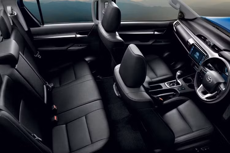 Bên trong Toyota Hilux 2018 có khá nhiều trang bị nổi bật như vô lăng đa chức năng, bảng đồng hồ Optitron, hệ thống kiểm soát hành trình, chìa khóa thông minh, nút bấm khởi động máy, chế độ lái Eco/Power, ngăn đựng găng tay làm mát và cửa gió điều hòa hàng ghế sau.