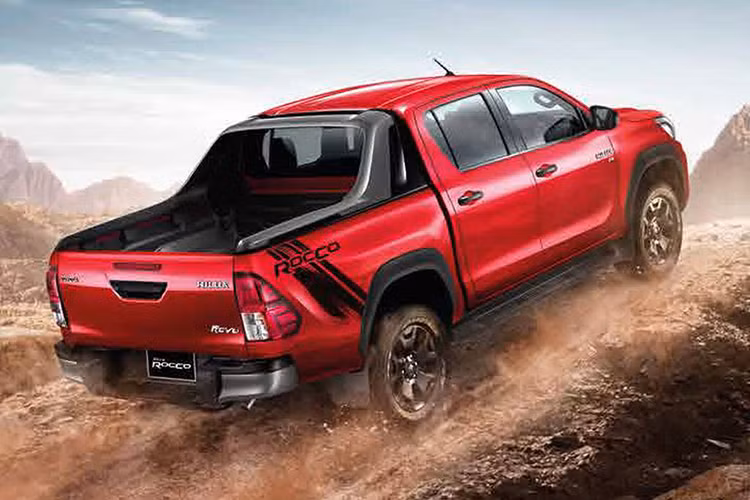 Ngoài lưới tản nhiệt có thiết kế giống Tacoma, cản trước mới cũng được tinh chỉnh với thiết kế phức tạp hơn. Trên cản va trước có cụm đèn sương mù cỡ nhỏ, nằm cạnh chi tiết trang trí hình chữ C mạ crôm. Tổng thể trông có vẻ ‘rối’ hơn đời cũ. Riêng phần sườn và đuôi xe của Toyota Hilux 2018 không thay đổi đáng kể so với trước.
