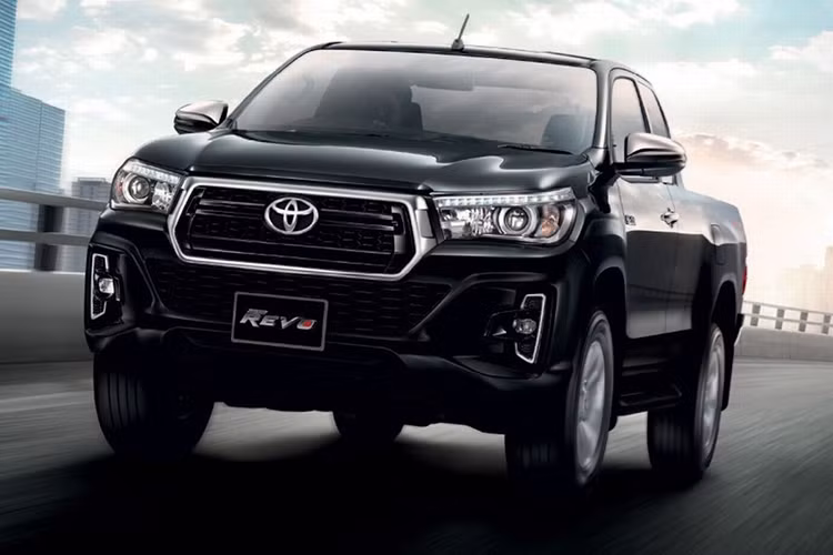 Hệ dẫn động của Hilux 2018 tại Thái Lan không có gì thay đổi. Xe có 3 tùy chọn động cơ khác nhau, bao gồm cả xăng lẫn diesel. Đầu tiên là động cơ xăng Dual VVT-i 4 xy-lanh, dung tích 2,7 lít với công suất tối đa 166 mã lực và mô-men xoắn cực đại 245 Nm. Thứ hai là động cơ diesel 4 xy-lanh, tăng áp, dung tích 2,4 lít, tạo ra công suất tối đa 150 mã lực và mô-men xoắn cực đại 343/400 Nm.