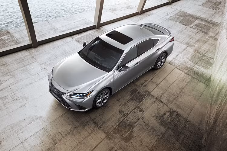 Cuối cùng là Lexus ES 350 F Sport 2019 với động cơ tương tự ES 350 thường. Bù lại, xe được bổ sung hệ thống treo tùy biến thích ứng tùy chọn lấy từ 2 dòng LC và LS cùng thiết kế nội - ngoại thất thể thao hơn. Lượng xăng tiêu thụ ước tính của Lexus ES 350 F Sport 2019 là 10,7 lít/100 km nội thành, 7,6 lít/100 km cao tốc và 9,4 lít/100 km đường hỗn hợp.