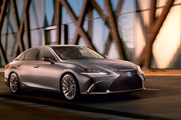 Dù ở bản trang bị nào thì ES 2019 cũng đi kèm hệ thống an toàn Lexus Safety System+ 2.0 tiêu chuẩn, bao gồm tính năng phát hiện người đạp xe ban ngày và phát hiện người đi bộ trong điều kiện thiếu ánh sáng. Cuối cùng, ES 2019 là dòng xe Lexus đầu tiên được trang bị hệ thống thông tin giải trí hỗ trợ Apple CarPlay và Alexa của Amazon.