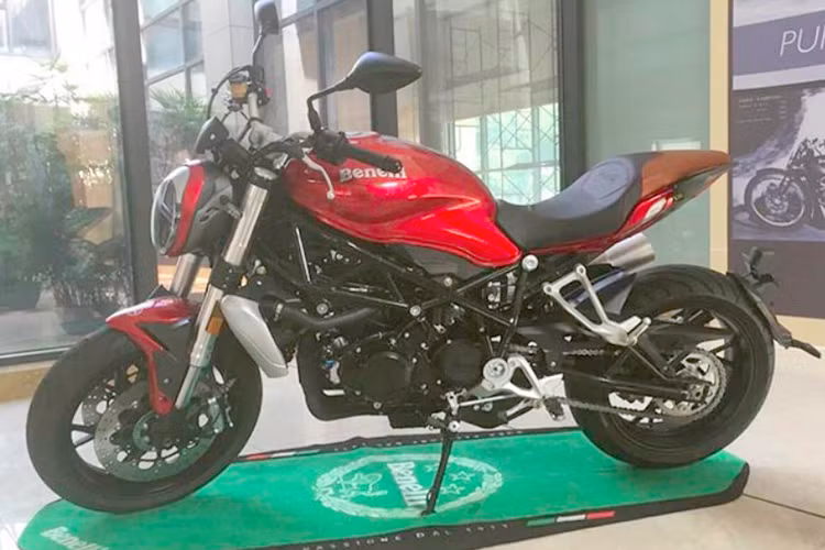 Theo một số nguồn tin, chiếc Benelli streetfighter 750GS sẽ được trang bị khối động cơ đôi 2 xy-lanh song song thẳng hàng dung tích 750cc làm mát bằng dung dịch sản sinh công suất tối đa 93,8 mã lực cùng mô-men xoắn cực đại 65 Nm.