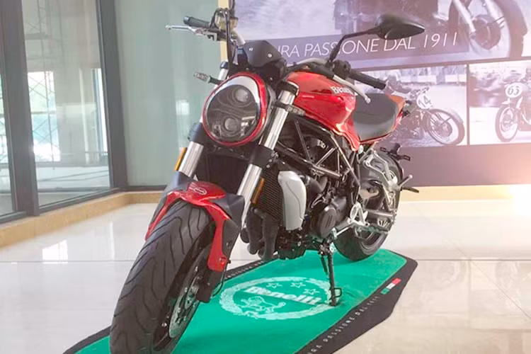 Vừa qua, trên một số trang mạng và diễn đàn môtô, xe máy bất ngờ xuất hiện một mẫu xe được cho là chiếc Benelli streetfighter 750GS. Đây sẽ là sản phẩm mới của thương hiệu môtô Benelli chuẩn bị cho ra mắt thị trường vào năm 2017 này.