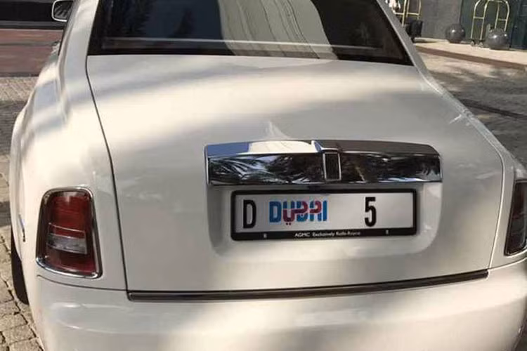 Có những chiếc Rolls-Royce chạy trên đường phố Dubai trông không có gì đặc biệt hay độc đáo. Thế nhưng, bên trong xe lại là nội thất độ theo đúng sở thích và yêu cầu của chủ nhân. Về biển số, theo quan niệm của người dân tại Dubai, biển số càng ngắn gọn thì càng đắt tiền và được ưa chuộng. Bên cạnh đó, biển số ngắn gọn còn là biểu tượng của sự thịnh vượng và giàu có. 