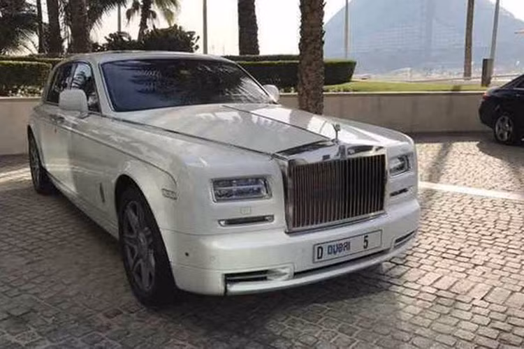 Vào hồi tháng 10/2016, thông tin về việc một doanh nhân người Ấn Độ nhưng sống ở Dubai bỏ ra số tiền 33 triệu Dirham, tương đương 199,3 tỷ đồng, để mua siêu biển số trăm tỷ đồng mang tên "D5" cho chiếc siêu xe sang Rolls-Royce Phantom Series II đã gây xôn xao trên các mặt báo cũng như mạng xã hội.