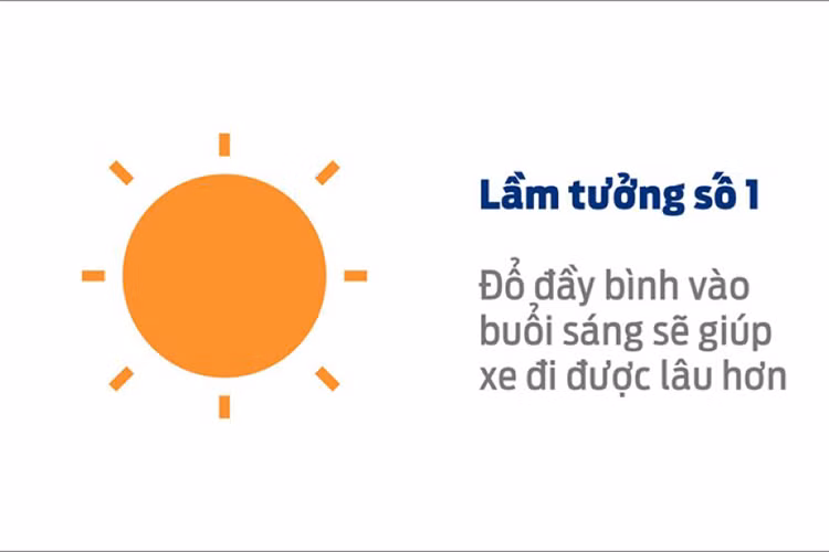 Điều này nghe có vẻ là một mẹo hay nhưng lại không có tác dụng trên thực tế. Nguyên lý đằng sau lầm tưởng này đến từ việc xăng sẽ nở ra ở nhiệt độ cao. Vì vậy, nếu xăng mát hơn, bạn có thể đổ nhiều xăng hơn vào bình chứa. Tuy nhiên, sự thật là nhiên liệu được đựng trong những bình chứa dưới lòng đất, nơi nhiệt độ bên ngoài không ảnh hưởng tới độ đậm đặc của nhiên liệu. Vì vậy, hãy cứ đổ xăng bất cứ khi nào bạn muốn.