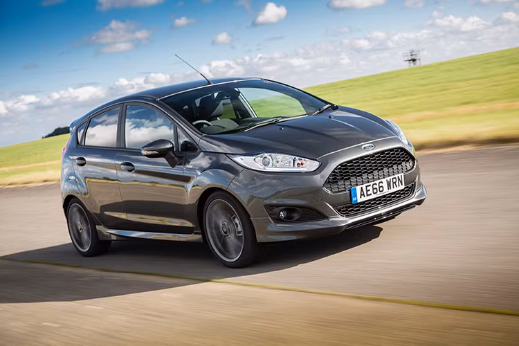 Colin Harding là một kỹ sư cao cấp trong nhóm thiết kế cụm đồng hồ trung tâm trên xe Ford. Họ đều là những chuyên gia chạy thử xe và đã dành rất nhiều thời gian cho các buổi thử nghiệm, với mục tiêu kiểm tra khả năng vận hành liên tục của xe cho đến lúc cạn xăng. Từ đó, Harding đã chỉ ra 5 sai lầm phổ biến của người sử dụng về nhiên liệu cho ôtô.