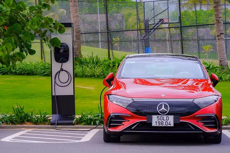 Mercedes-Benz tang bo sac hon 46 trieu cho khach Viet mua xe dien EQ