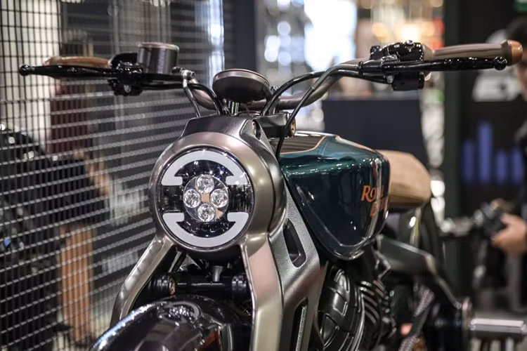 Ngoại thất của KX Concept có thiết kế cực kỳ hầm hố, pha lẫn nét hiện đại của tương lai. Đầu xe với ghi đông kéo về sau, gần với người lái và bánh trước to bản. Cụm đèn trước dùng hoàn toàn công nghệ LED.