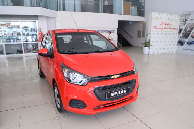 Các đại lý Chevrolet trên toàn quốc hiện đang bán ra mẫu xe ôtô Chevrolet Spark với mức giá chỉ 269 triệu đồng. Đây là phiên bản LS, số sàn, 5 chỗ ngồi, phom cũ đèn tam giác chứ không phải loại chữ nhật đời mới. Những chiếc Spark đều là đời 2017 với mức giá trước đây là 339 triệu đồng. Các đại lý Chevrolet trên toàn quốc hiện đang bán ra mẫu xe ôtô Chevrolet Spark với mức giá chỉ 269 triệu đồng. Đây là phiên bản LS, số sàn, 5 chỗ ngồi, phom cũ đèn tam giác chứ không phải loại chữ nhật đời mới. Những chiếc Spark đều là đời 2017 với mức giá trước đây là 339 triệu đồng.