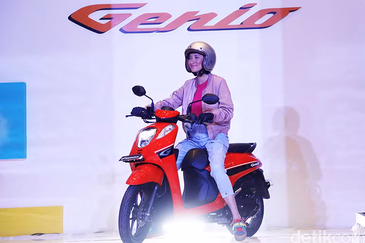 Dự kiến nếu về thị trường Việt Nam, Honda Genio mới có lẽ sẽ được nhập khẩu và bán theo đường tư nhân với mức giá khoảng từ 40 triệu đồng. Đây được xem là đối thủ của Yamaha là Fino cũng đang bán khá chạy tại đây.
