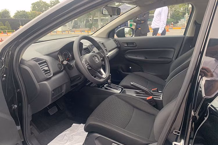 Bên trong khoang lái, mẫu xe ôtô mới Honda City giá rẻ duy trì ghế ngồi bọc da pha nỉ, vô-lăng dạng vát đáy thể thao, song sẽ ít phím bấm chức năng hơn bản cao cấp RS. Đáng chú ý, màn hình trung tâm cỡ lớn của City vẫn được nhà sản xuất giữ lại mang đến trải nghiệm tiện nghi cho người dùng.