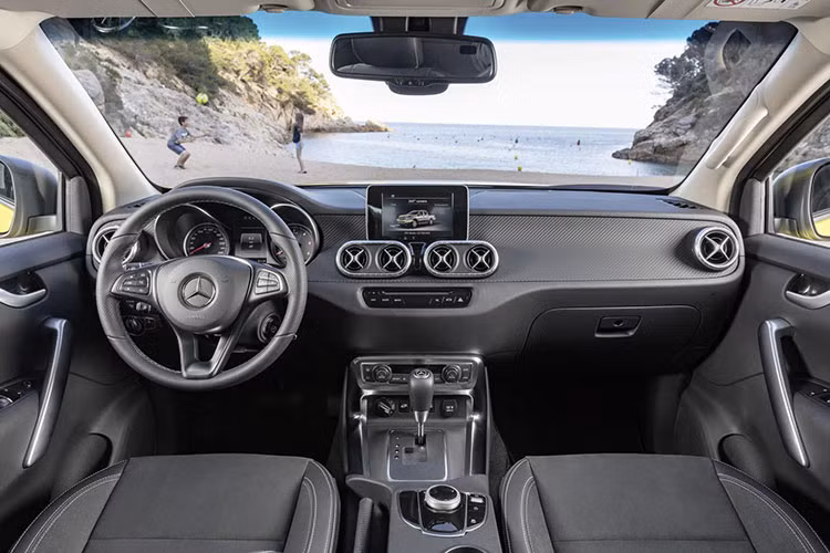 Điểm nổi bật của Mercedes-Benz X-Class không nằm ở khối động cơ cũng như hộp số mà lại nằm ở các trang thiết bị tiện nghi bên trong chiếc xe. Ở vị trí trung tâm, có thể dễ dàng bắt gặp thiết kế đặc trưng của dòng xe Mercedes-Benz đã được áp dụng trên mẫu xe bán tải X-Class như vô-lăng ba chấu tích hợp nút điều khiển, màn hình giải trí, bảng điều khiển trung tâm đều được bố trí gọn gàng.