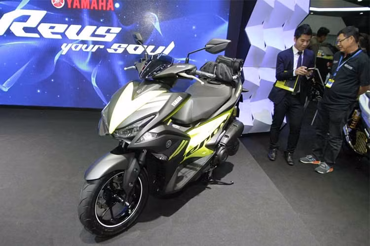 Yamaha Motor Indonesia - nhà phân phối xe hai bánh Yamaha tại thị trường Indonesia vừa giới thiệu loạt màu mới trên phiên bản R của chiếc tay ga thể thao cao cấp Yamaha Aerox 155 (hay còn biết đến với tên gọi Yamaha NVX 155 mới tại Việt Nam) tới người tiêu dùng tại đây.