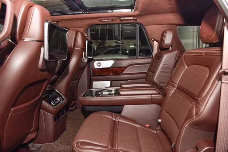 Mẫu xe SUV cao cấp Lincoln Navigator Black Label L 2018 về Việt Nam được trang bị khối động cơ xăng V6, dung tích 3.5 lít, tăng áp kép, sản sinh công suất tối đa 450 mã lực và mô-men xoắn cực đại 675 Nm. Ford trang bị cho chiếc SUV hạng sang cỡ lớn của mình hộp số tự động 10 cấp.