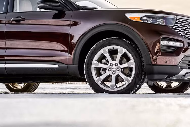 Tại thời điểm ra mắt, Explorer chỉ có thêm một cấu hình động cơ nữa là loại V6 3.0L EcoBoost 365 mã lực, 514 Nm. Phiên bản hybrid Limited đã được xác nhận nhưng chưa được công bố thông số còn bản ST hiệu suất cao chắc sẽ phải chờ đến sang năm. Phiên bản này hứa hẹn sẽ sở hữu không dưới 400 mã lực và 540 Nm mô-men xoắn.