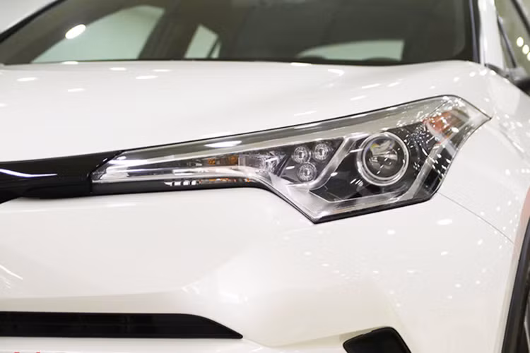 Toyota C-HR bản 2017 sở hữu chiều dài 4.360 mm, rộng 1.795 mm, cao 1.565 mm và chiều dài tổng thể 2.640 mm, là chiếc crossover nhỏ gọn nhất của Toyota. Ngoại hình của chiếc xe cũng mang phong cách thiết kế mới với cụm đèn pha mới mẻ, lưới tản nhiệt lớn đặt ngay trên cản trước.
