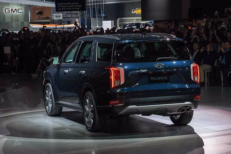 "Chúng tôi rất cảm kích về việc nhiều khách hàng đặt mua mẫu SUV này", đại diện hãng Hyundai cho biết. "Chúng tôi nhận thức rõ mẫu SUV cỡ lớn Palisade là sản phẩm cao cấp với nội thất rộng rãi và đáng đồng tiền".