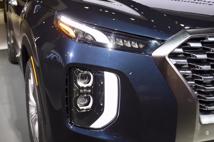 Hyundai Palisade 2020 được lấy cảm hứng từ những dải vách đá bờ biển kỳ vĩ ở Pacific Palisades - một vùng giàu có và tươi đẹp nằm gần Westside của Los Angeles, California. Xe gây ấn tượng với lưới tản nhiệt lớn, cũng kiểu “Thác đổ - Cascading” nhưng viền bao lớn tô đậm nét mạnh mẽ. Đèn pha LED là trang bị tùy chọn dành cho xe, trong khi đèn chiếu sáng ban ngày LED và đèn báo rẽ LED trên gương chiếu hậu.