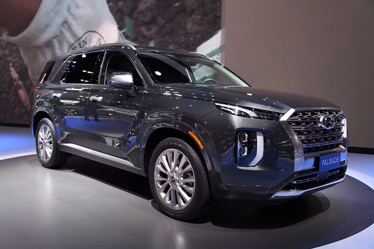 Hồi đầu tháng 12/2018 vừa qua, mẫu xe SUV Hyundai Palisade 2020 mới đã chính thức được giới thiệu với khách hàng ở thị trường quê nhà Hàn Quốc. Tuy nhiên, chỉ trong ngày đầu tiên nhận đặt cọc, hãng Hyundai đã được 3.468 khách hàng tìm đến để "xếp hàng" mua Palisade 2020.