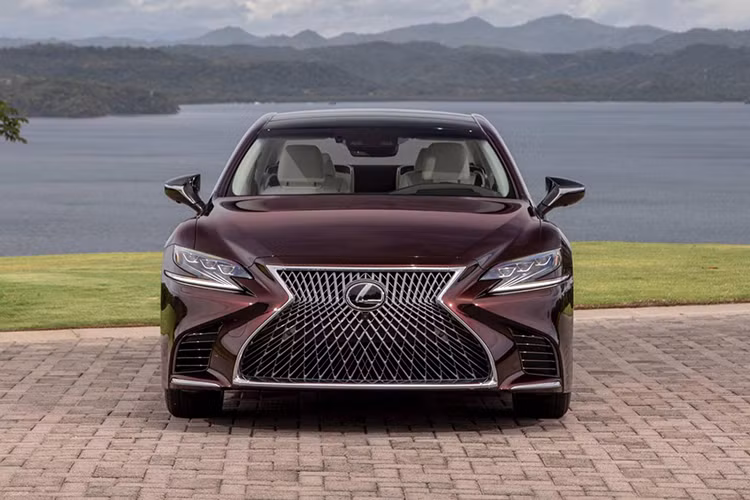 Hãng Lexus miêu tả Deep Garnet như "màu sơn đỏ ánh kim sâu sẽ tỏa sáng lung linh dưới ánh nắng mặt trời trực tiếp". Về ngoại hình, Lexus LS 2018 có những trang bị nổi bật như lưới tản nhiệt hình đồng hồ cát cỡ lớn, cụm đèn pha có dạng Z độc đáo, tích hợp dải đèn LED định vị ban ngày.