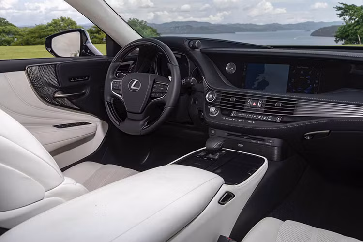 Bên trong Lexus LS500 Inspiration Series 2020 xuất hiện chất liệu da màu trắng sang trọng trên ghế, cụm điều khiển trung tâm và mặt cửa.