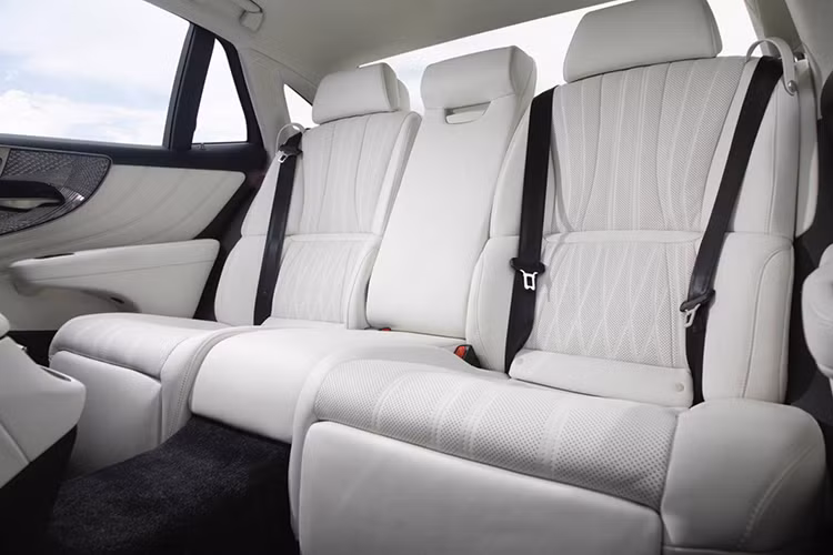 Ngoài ra, trên cửa còn có những chi tiết ốp trang trí bằng kính Kiriko, mang đến sự chuyển giao thú vị giữa ánh sáng và bóng tối. Cụ thể hơn, chi tiết ốp trang trí này tạo sự chuyển giao mượt mà giữa chất liệu da màu trắng trên mặt cửa và lưới loa Mark Levinson màu tối.