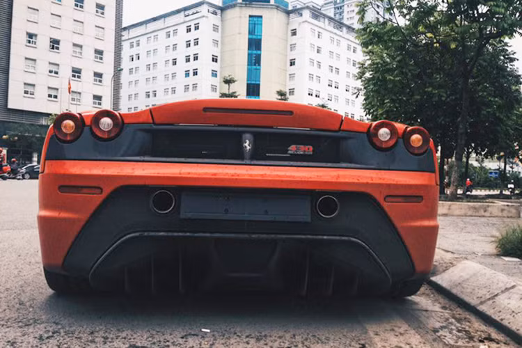 Chiếc Ferrari 430 Scuderia độc nhất Việt Nam vừa lăn bánh trên phố tại Tuyên Quang và Hà Nội có ngoại thất đỏ tươi. Điểm nhấn ở ngoại hình có thể kể đến 2 đường sọc màu vàng lợt chạy từ nắp capô, lên trần và kết thúc ở đuôi xe. Ngoài ra, xe còn được trang bị la-zăng 5 chấu kép kết hợp cùng kẹp phanh màu vàng rực nổi bật.