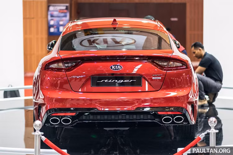 So với BMW 4 Series Coupe cùng mọi mẫu xe cùng phân khúc như Audi A5 Sportback, Infiniti Q50... trục cơ sở của xe lớn hơn hẳn với chiều dài lên tới 2,9 m, đem tới cho Stinger GT vẻ ngoài năng động. Thậm chí trục cơ sở của xe còn dài hơn cả Lexus GS lẫn Mercedes CLS - những mẫu sedan/coupe 4 cửa ở phân khúc trên.