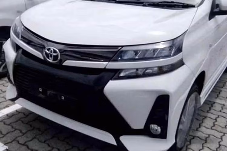 Phần đuôi xe của Toyota Avanza 2019 cũng được nâng cấp thiết kế nhờ cửa cốp cải tiến và cụm đèn hậu mở rộng, nối với nhau bằng một thanh mạ crôm sáng bóng. Thiết kế mới của cụm đèn hậu giúp phần đuôi xe của Toyota Avanza 2019 như rộng hơn trước. Cuối cùng là cụm đèn phản quang mới với thiết kế hình tròn, nằm trong hốc màu đen nằm dọc.
