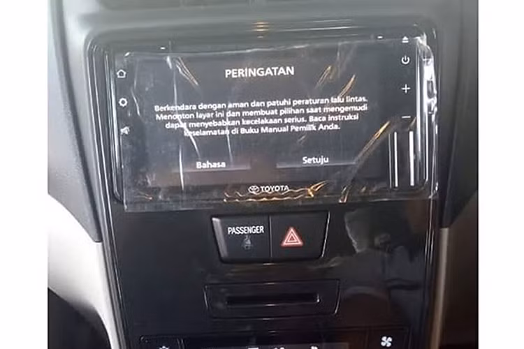 Ngoài ra, hãng xe ôtô Toyota cũng đã bổ sung các nút bấm và màn hình để chỉnh hệ thống điều hòa, nút bấm khởi động máy, chất liệu đẹp mắt hơn và màn hình trung tâm nâng cấp. Nhìn chung, so với thiết kế ngoại thất, nội thất của Toyota Avanza 2019 thay đổi ít hơn.