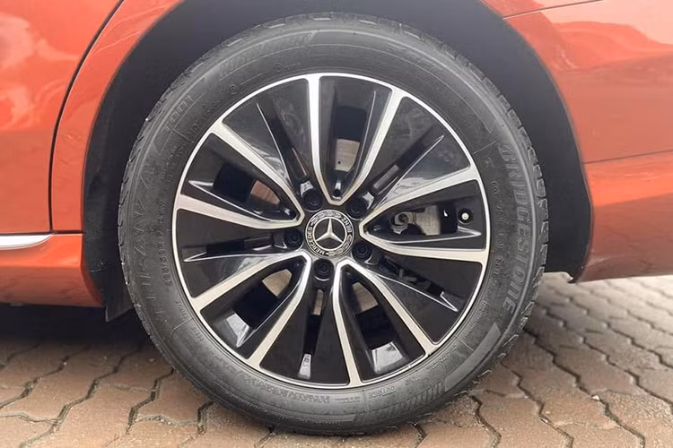 Cản trước/sau của Mercedes-Benz C-Class 2019 cũng được sửa đổi lại thiết kế mang phong cách trẻ trung hơn so với thế hệ trước đây. Đèn hậu của của mẫu xe sang này cũng được sửa đổi nhẹ thiết kế trong đẹp mắt và ấn tượng hơn. Xe được trang bị mâm 5 chấu kép 2 tông màu (17 inch)...