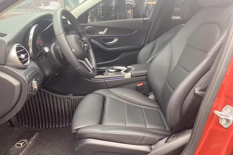 Xe cũng được hỗ trợ sạc điện thoại không dây qua chuẩn Qi và kết nối Apple CarPlay/Android Auto, chìa khóa và nút khởi động sang trọng, tinh xảo hơn. Bên cạnh đó là hệ thống dẫn đường tích hợp bản đồ 3D sống động và trực quan độc quyền cho Việt Nam. Các trang bị an toàn của xe cũng được Mercedes-Benz nâng cấp mới nhất cho người sử dụng...