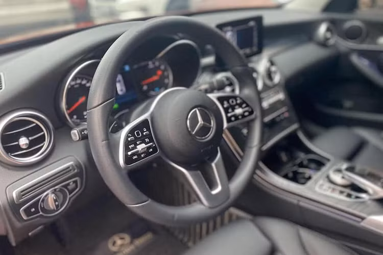 Mercedes-Benz C200 2019 được trang bị tay lái với thiết kế mới, tích hợp 2 nút điều khiển cảm ứng trên tay lái (Touch Control Buttons), giúp người lái dễ dàng điều khiển các tính năng của xe mà không bị sao nhãng. Tính năng ga tự động và giới hạn tốc độ nay cũng được tích hợp lên tay lái.