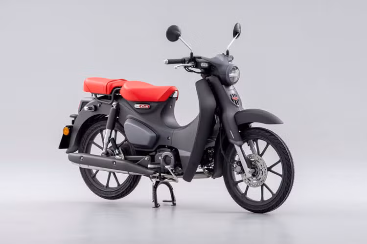  Honda Super Cub C125 huyền thoại, một trong những mẫu xe máy nổi tiếng, lần đầu tiên ra mắt vào năm 2018 với thiết kế mang phong cách cổ điển kết hợp với sự hiện đại.