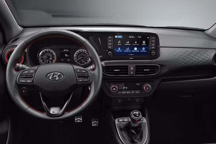 Hyundai chưa công bố trang bị nội thất cụ thể của i10 N Line 2020 tại thị trường châu Âu. Trong khi đó, i10 2020 tiêu chuẩn có hệ thống thông tin giải trí với màn hình cảm ứng 8 inch, hỗ trợ Apple CarPlay/Android Auto, sạc điện thoại thông minh không dây hay tính năng điều khiển từ xa mới, cho phép người lái mở cửa, khóa cửa, bật/tắt điều hòa và khởi động máy mà không cần bước vào bên trong xe. 