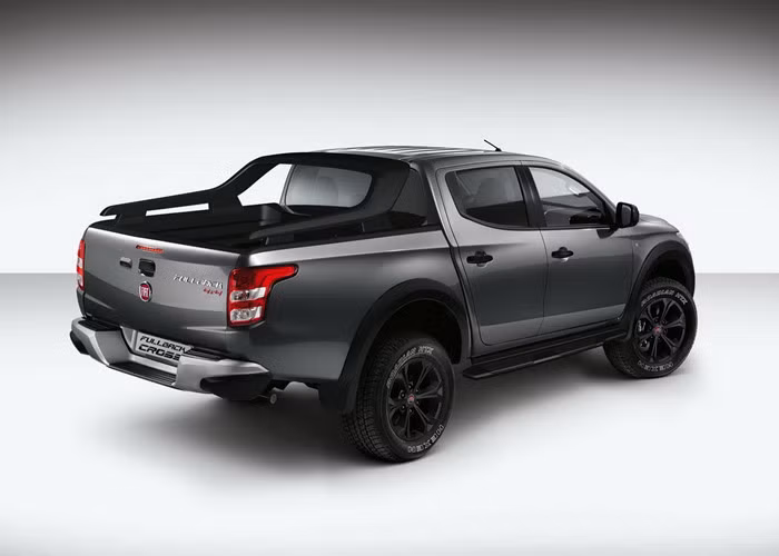 Bên trong nội thất của mẫu xe bán tải mới nhà Fiat cũng là thiết kế đậm chất bán tải Nhật Bản hơn với vô lăng 3 chấu thiết kế đơn giản, bảng táp-lô và các phím chức năng cũng được bố trí gọn gàng, có phần tương đồng với nội thất của "người anh em" chia sẻ nền tảng là Mitsubishi Triton.