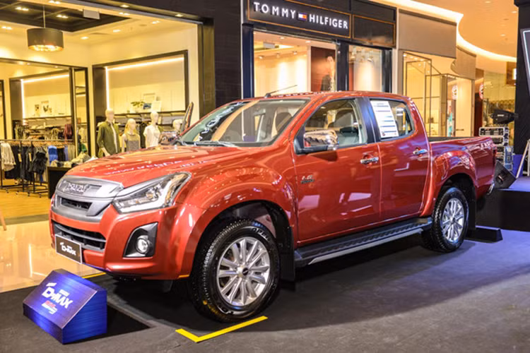 Sau một tháng thoát kiếp ế thì tháng 2/2020, Isuzu D-max tiếp tục quay trở lại ngôi vị xe bán ế nhất toàn thị trường. Mẫu xe bán tải đến từ thương hiệu Isuzu chỉ có 5 chiếc được bán ra trong tháng, trong đó 3 chiếc ở miền Bắc và 2 chiếc ở miền Nam. Mặc dù không thành công ở thị trường Việt nhưng đây là mẫu xe rất ăn khách trên đất Thái Lan. D-Max bị nhiều khách Việt nhận xét có ngoại hình không đẹp, nội thất đơn giản.