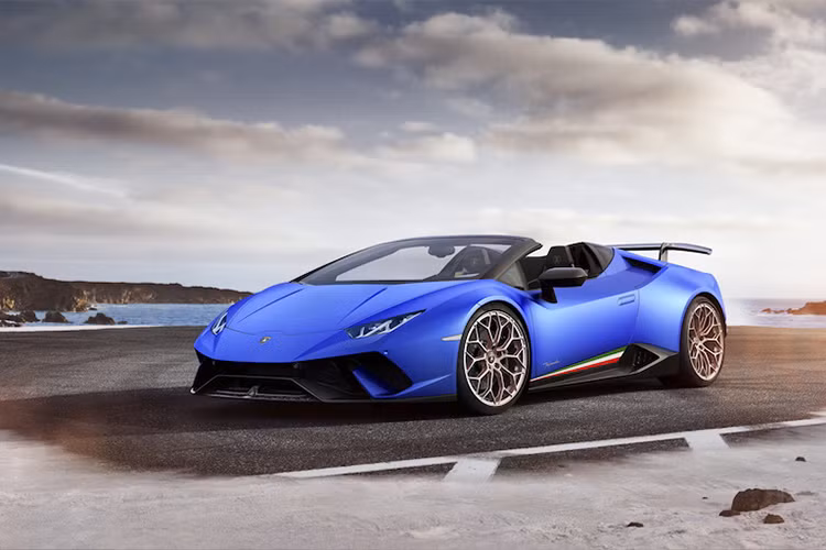 Trên phiên bản Huracan Performante Spyder mới ra mắt này, phần mui vải chỉ mất 17 giây để đóng mở và không ảnh hưởng đến tính khí động học ALA (Aerodinamica Lamborghini Attiva) của xe. Với mui mềm, xe nhẹ hơn 35kg (77lbs) so với phiên bản coupe mui cứng.