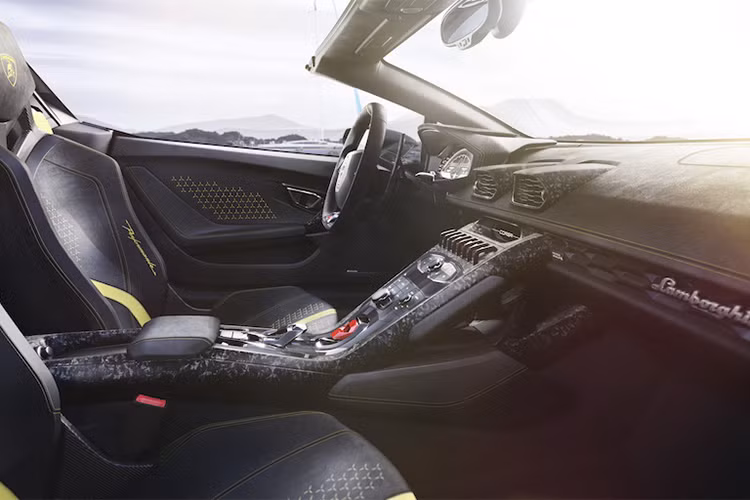 Ngoài ra, trên mẫu xe này nó còn được cung cấp 03 chế độ lái là: Strada, Sport và Corsa.. Ở phía sau, xe được lắp đặt cánh gió rộng giúp tăng lực nén (downforce), hệ thống ống xả đường kính lớn được đặt cao.