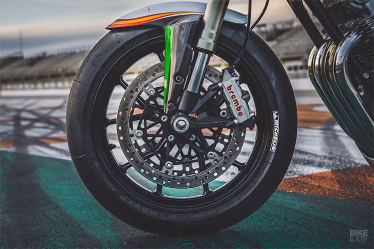 Cặp bánh xe và phanh Brembo Monoblock cũng nhận từ Ducati 1098, sử dụng lốp Michelin Moto2 slicks đặc thù cho đường đua. Dàn gắp đơn sau đến từ Ducati 1098 để phù hợp khung của CB750F. Chủ bản độ thừa nhận rằng đó là một phần khó khăn của việc xây dựng bản độ.