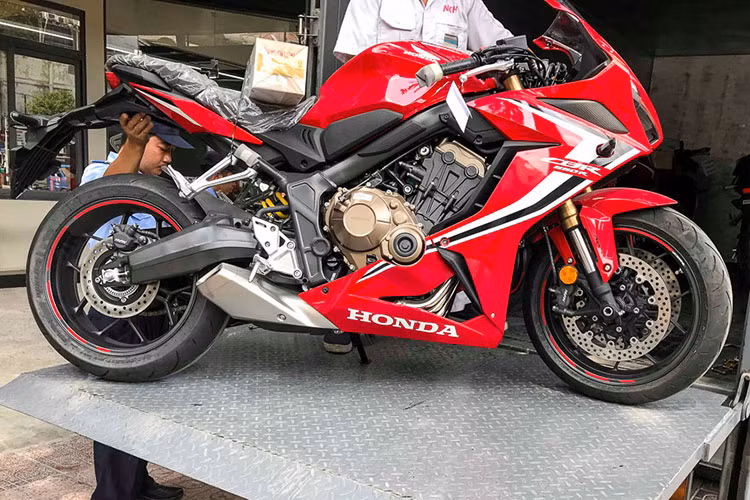 Mẫu xe Honda CBR650R 2019 vừa xuất hiện tại thị trường Việt Nam sở hữu kích thước dài, rộng, cao lần lượt 2.130 x 750 x 1.150 mm. Chiều dài cơ sở xe 1.450 mm, yên xe cao 810 mm. Kích thước và khối lượng của CBR650R nhỉnh hơn so với Kawasaki Ninja 650.