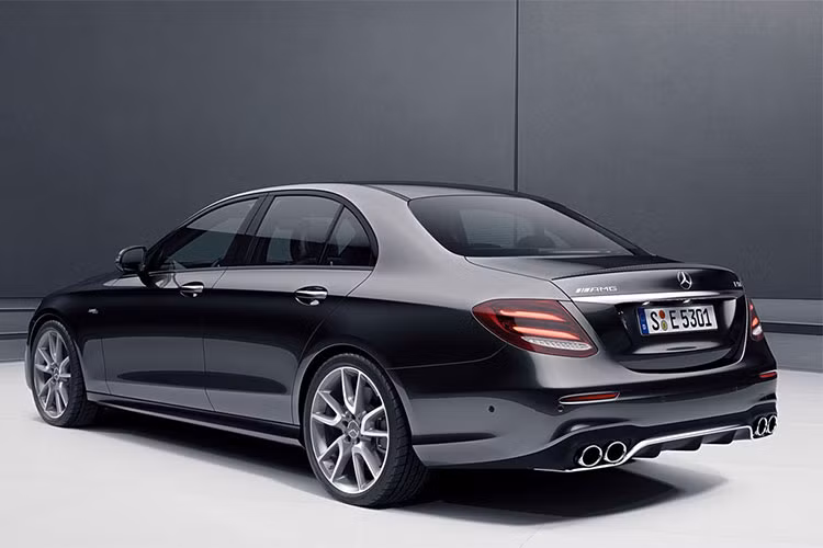 Hệ thống mild-hybrid 48-volt trên AMG E53 mới bổ sung công suất cho động cơ nhờ môtơ điện sản sinh thêm 21 mã lực và 250 Nm mô men xoắn. Xe có thêm bộ nén phụ giúp giảm thiểu hiện tượng giật do tăng áp.