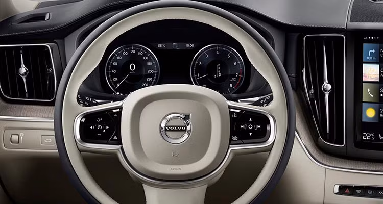Volvo còn trang bị cho XC60 hệ thống điều hòa không khí tới 4 vùng có tên gọi CleanZone, với khả năng lọc sạch bụi bẩn và các chất độc hại để đem tới "bầu không khí trong sạch của vùng Scandinavia". Hướng tới sự thực dụng, cabin của XC60 cũng được thiết kế với nhiều ngăn, hộc chứa đồ khác nhau và không gian rộng rãi.