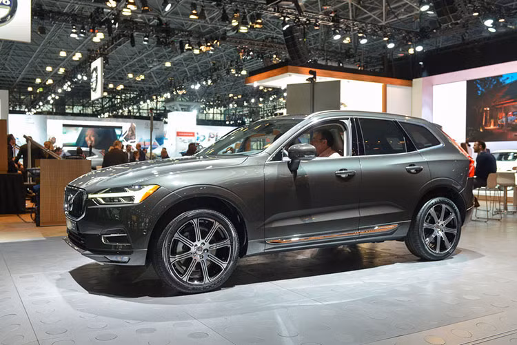 Được thiết kế theo ngôn ngữ mới nhất của hãng xe Volvo, XC60 trông như một phiên bản thu nhỏ của chiếc XC90 lớn hơn, cao cấp hơn. Những đặc trưng của Volvo thời kỳ mới như lưới tản nhiệt thẳng đứng với logo xiên chéo hay cặp đèn pha LED hiện đại vẫn tiếp tục xuất hiện trên chiếc xe.